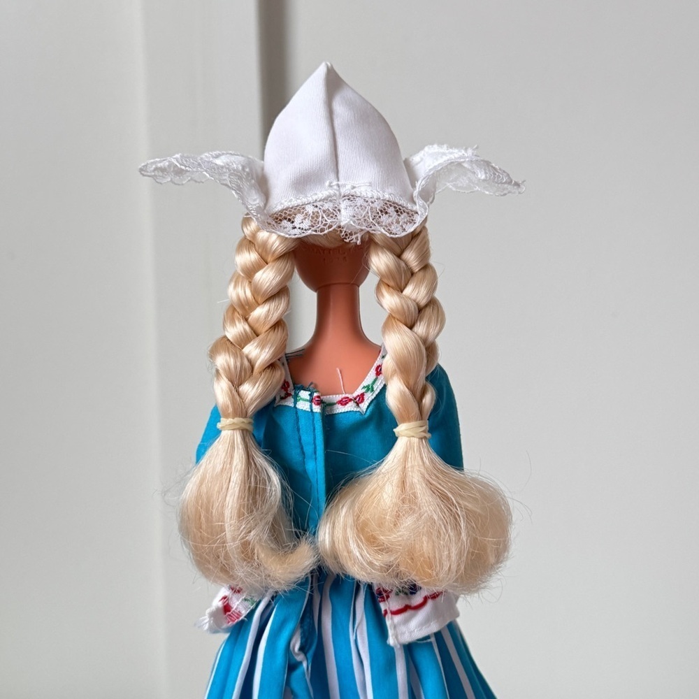 Mattel Dolls of the World Dutch Barbie Doll 1993 Vintage Collectible - Picture 4 of 5